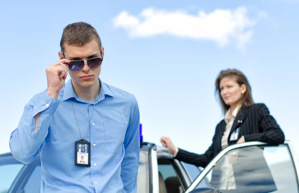 Zwei fbi Agenten in der Nähe des Autos mit Blinker — Stockfoto