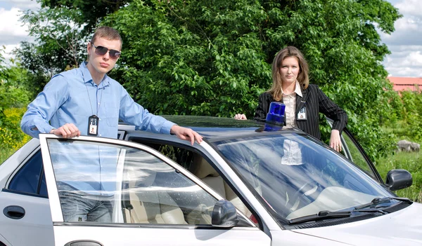 Two FBI agents near the car with flasher — Stock Photo, Image