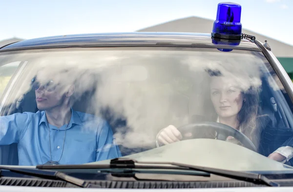 Two young detectives driving to crime scene. Windscreen view — Stock Photo, Image