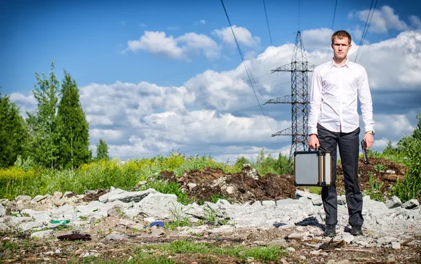 A fegyver és a bőröndöt fiatal rabló — Stock Fotó