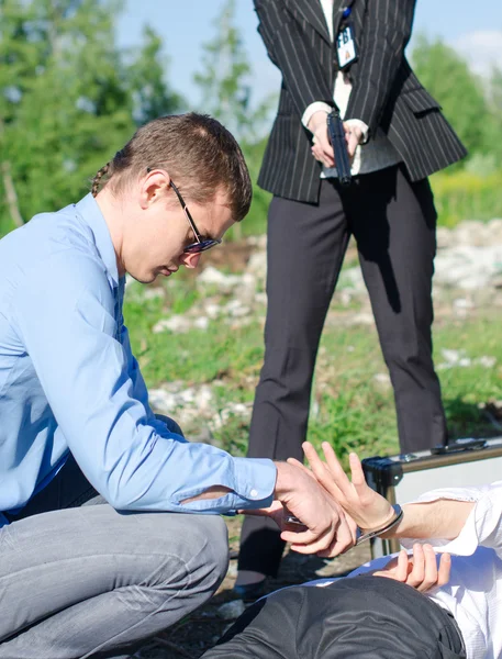 Två fbi-agenter utföra gripandet av en gärningsman — Stockfoto