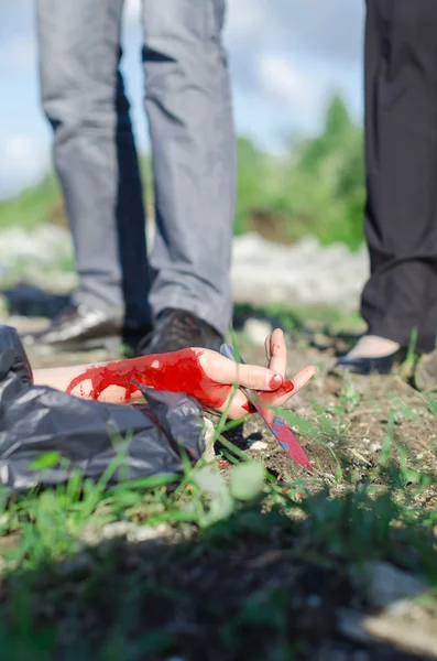 bıçakla kanlı el görünümü kapat