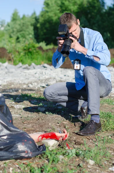 Young criminalist takes picture of crime scene — Stock Photo, Image