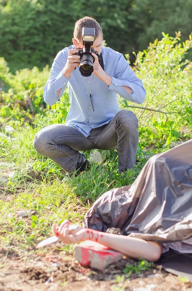 Jonge criminoloog neemt foto van plaats delict — Stockfoto