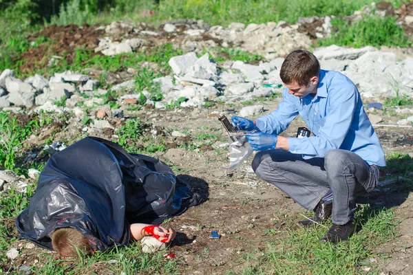 Joven criminalista masculino inspeccionando la escena del crimen — Foto de Stock