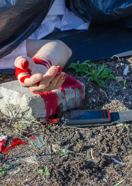 Nahaufnahme von blutiger Hand und Handy in der Nähe — Stockfoto