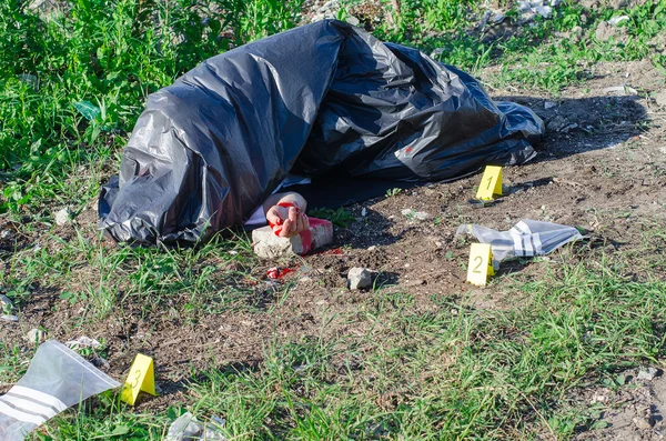 Crime scene with male corpse and evidence markers — Stock Photo, Image