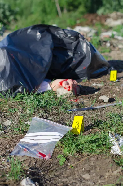 Cena do crime com cadáver masculino e marcadores de provas — Fotografia de Stock