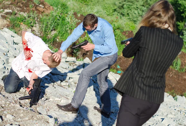 Två fbi-agenter arrestera en gärningsman med kniv — Stockfoto