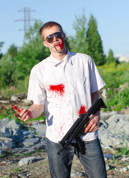 Man in blood and with a gun — Stock Photo, Image