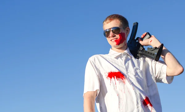 Man in blood and with a gun — Stock Photo, Image