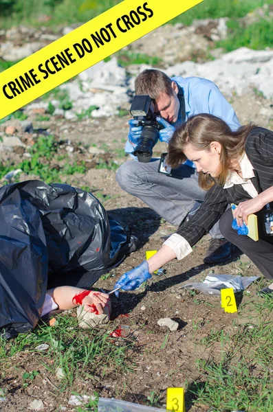 Dos criminalistas trabajando en una escena del crimen — Foto de Stock