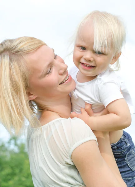 Vrouw en meisje in het park — Stockfoto