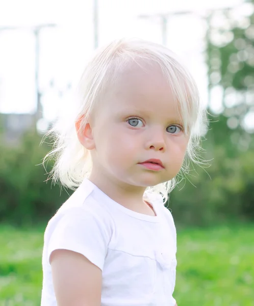 Portrait of little cute girl in the park — Stock Photo, Image