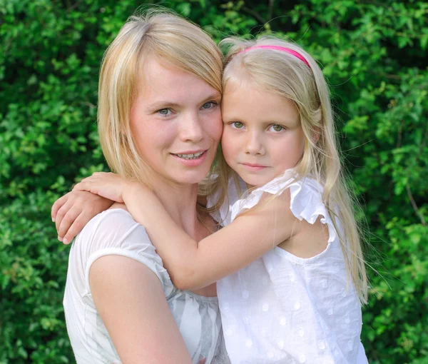 Portret van vrouw en meisje in het park — Stockfoto