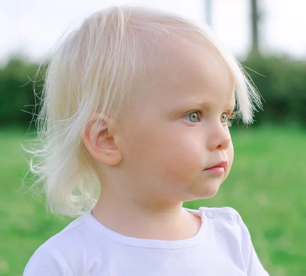 Porträtt av lilla söta tjejen i parken — Stockfoto