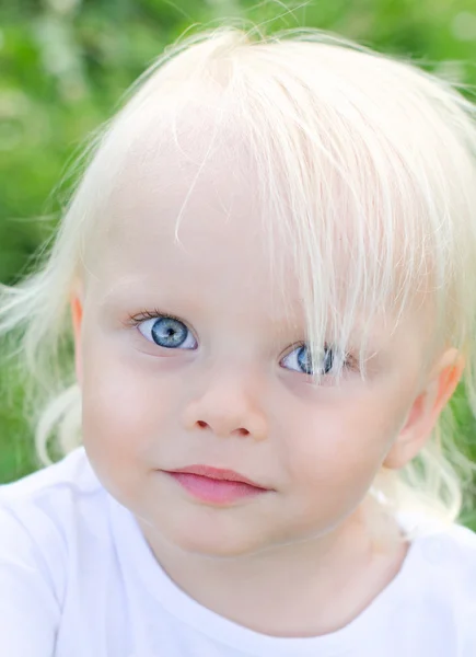 Портрет маленькой милой девочки в парке — стоковое фото