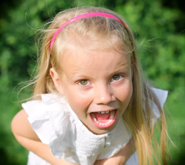Klein meisje schreeuwen op de camera — Stockfoto