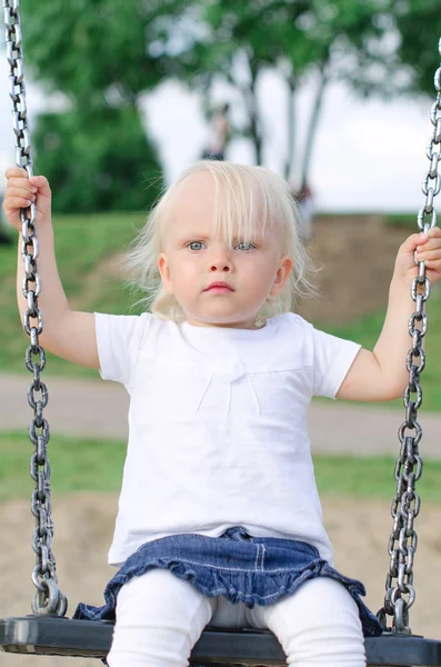 Petite fille sur swing dans le parc — Photo