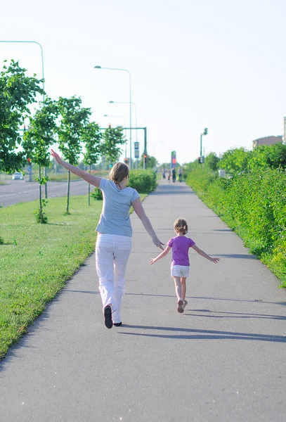 Mutter und Tochter albern auf der Straße herum — Stockfoto