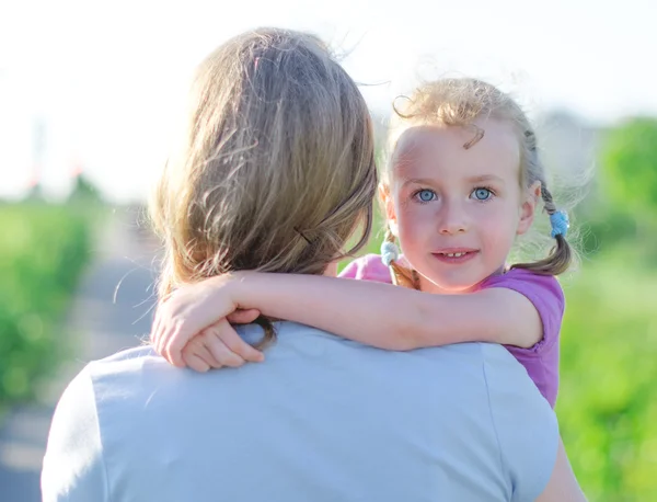 Mother embracing her daughter outdoors — Stock Photo, Image