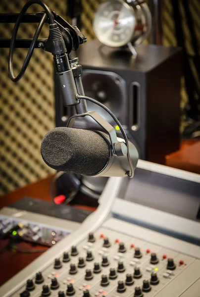 Partie d'un panneau de mixage dans un studio de radio — Photo