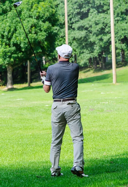 Rear view of man playing golf outdoors — Stock Photo, Image