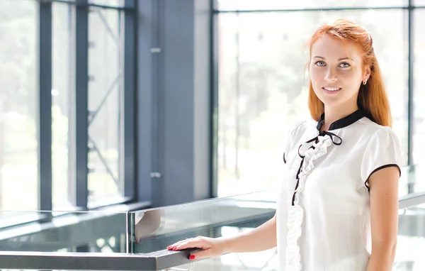 Junge hübsche Frau im modernen Glasinterieur — Stockfoto