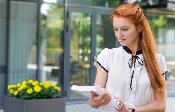 Studentessa che cammina all'aperto con libro — Foto Stock