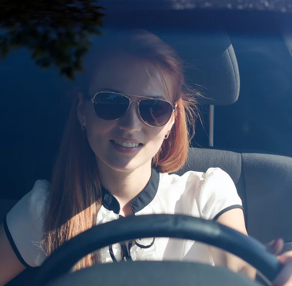 Jovem mulher bonita sentada no carro — Fotografia de Stock