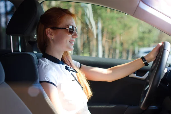 Junge hübsche Frau sitzt im Auto — Stockfoto