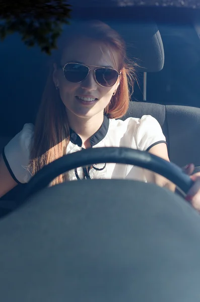 Jovem mulher bonita sentada no carro — Fotografia de Stock