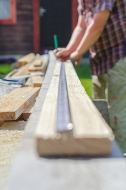 ölçme ve ahşap markalama erkek elleri açık havada plank
