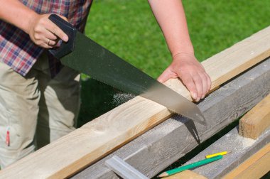 açık havada uzun ahşap testere tamirciyle plank