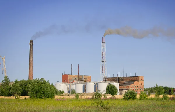 Pracovní elektrárny nad modrá obloha. — Stock fotografie
