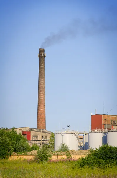 Pracovní elektrárny nad modrá obloha. — Stock fotografie