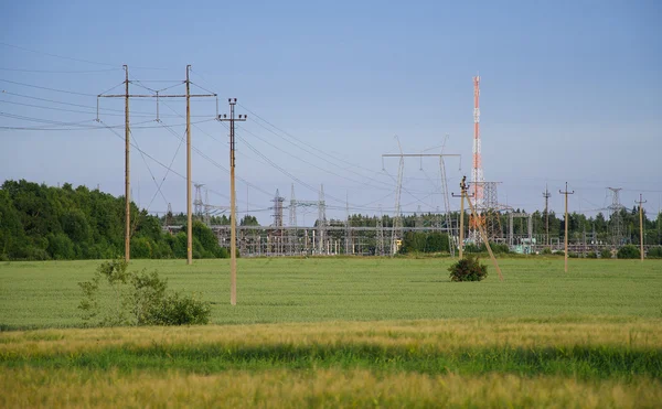 Torres eléctricas de transmisión en el prado — Foto de Stock