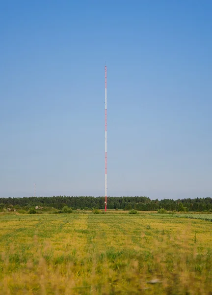 Kommunikációs antennák a réten — Stock Fotó