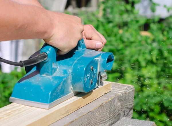 Handyman med hjälp av polska maskin utomhus — Stockfoto