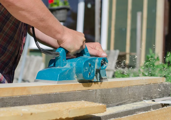 Handyman med hjälp av polska maskin utomhus — Stockfoto