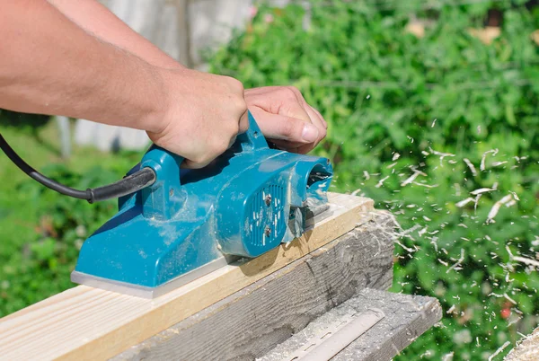 Handyman med hjälp av polska maskin utomhus — Stockfoto