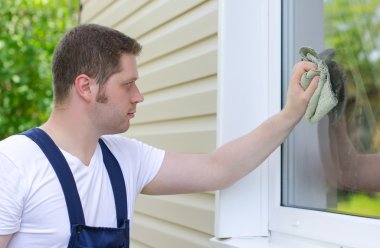 açık havada pencere yıkama bez ile homeworker