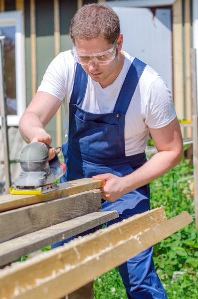 Handyman using polish machine outdoors — Stock Photo, Image