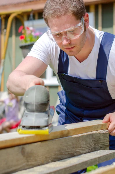 Handyman using polish machine outdoors — Stock Photo, Image