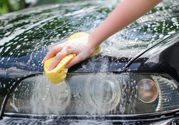 El araba yıkama sarı sünger — Stok fotoğraf