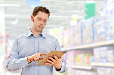 genç yakışıklı Danışmanı ile tablet pc Mall