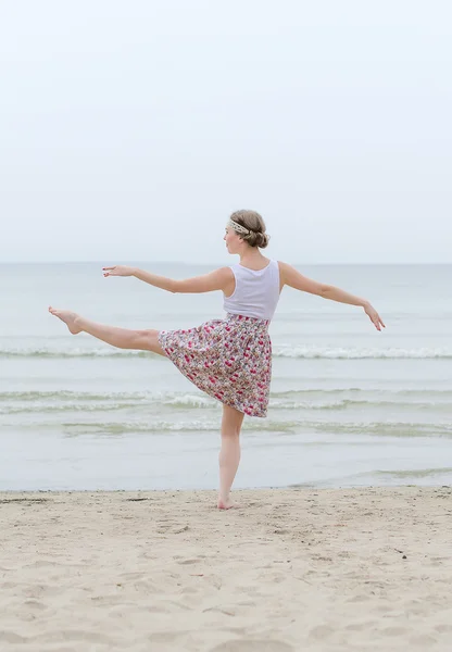 Young woman doing dancing elements near the sea — Stock Photo, Image