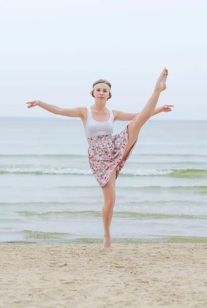 Fiatal nő csinál tánc elemeit, a tenger közelében — Stock Fotó