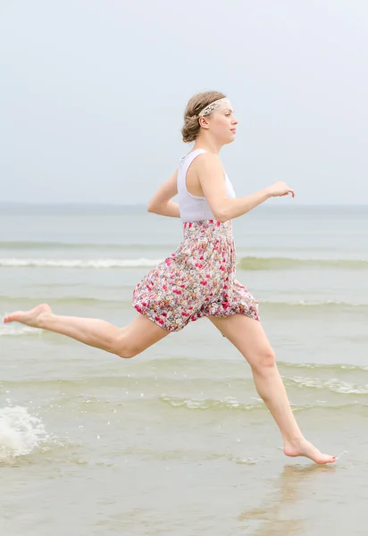 Jovem mulher bonita correndo no mar — Fotografia de Stock