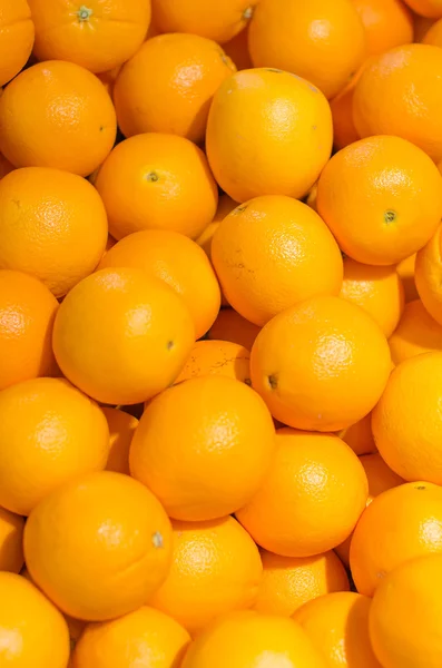 Dużo jasnych pomarańczy w supermarkecie — Zdjęcie stockowe